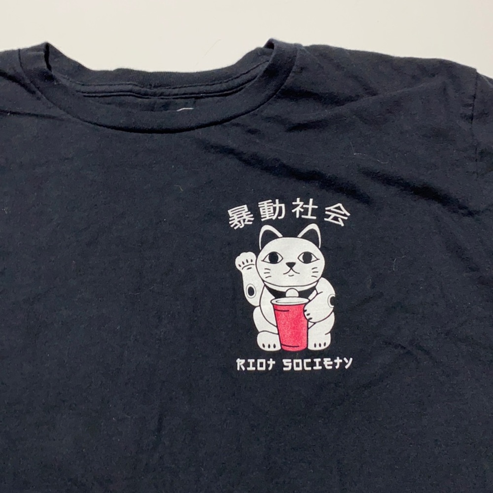 Riot society large black t-shirt waving cat Classic look red cup